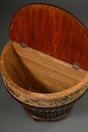 Halbrunder Biedermeier Wäschekorb auf drei Füßen mit floraler Berliner Perlstickerei Borte, Mahagoni furniert, 1. Hälfte 19.Jh., 53,2x61,5x32,7cm, Gebrauchsspuren, 1 Fuß ergänzt - photo 4
