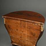 Halbrunder Biedermeier Wäschekorb auf drei Füßen mit floraler Berliner Perlstickerei Borte, Mahagoni furniert, 1. Hälfte 19.Jh., 53,2x61,5x32,7cm, Gebrauchsspuren, 1 Fuß ergänzt - photo 5