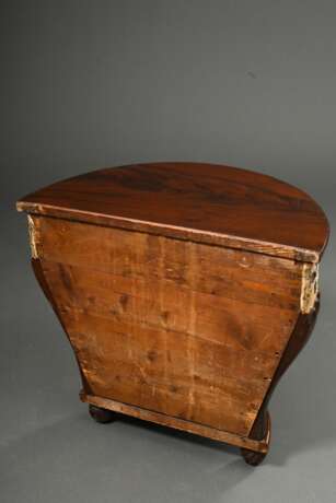 Halbrunder Biedermeier Wäschekorb auf drei Füßen mit floraler Berliner Perlstickerei Borte, Mahagoni furniert, 1. Hälfte 19.Jh., 53,2x61,5x32,7cm, Gebrauchsspuren, 1 Fuß ergänzt - photo 5