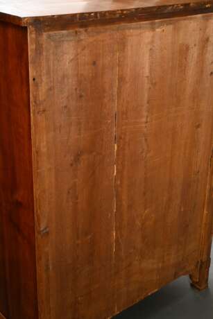 Klassische Herrenkommode mit 6 Schüben in schlichter Façon und Messing Beschlägen, Mahagoni auf Weichholz furniert, 19.Jh., 141x102,5x51cm, Altersspuren - photo 6