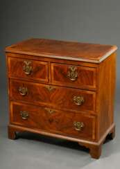 George II Kommode mit 4 Schüben und Original Beschlägen, Nussbaum auf Eiche furniert, England 18.Jh., 82x81,5x 42,5cm, Gebrauchsspuren