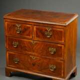 George II Kommode mit 4 Schüben und Original Beschlägen, Nussbaum auf Eiche furniert, England 18.Jh., 82x81,5x 42,5cm, Gebrauchsspuren - фото 1
