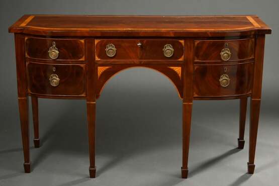 George III Sideboard mit halbrunder Front auf 6 Spitzbeinen, 4 Schübe mit floralen Messing Beschlägen, Mahagoni mit Obstholz Fächer Intarsien, England 19.Jh., 91,5x151,5x59cm, Furnierdefekte, Altersspuren - photo 1