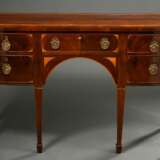 George III Sideboard mit halbrunder Front auf 6 Spitzbeinen, 4 Schübe mit floralen Messing Beschlägen, Mahagoni mit Obstholz Fächer Intarsien, England 19.Jh., 91,5x151,5x59cm, Furnierdefekte, Altersspuren - photo 1
