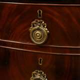 George III Sideboard mit halbrunder Front auf 6 Spitzbeinen, 4 Schübe mit floralen Messing Beschlägen, Mahagoni mit Obstholz Fächer Intarsien, England 19.Jh., 91,5x151,5x59cm, Furnierdefekte, Altersspuren - photo 2
