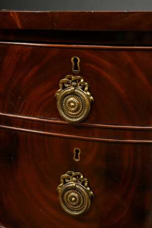 George III Sideboard mit halbrunder Front auf 6 Spitzbeinen, 4 Schübe mit floralen Messing Beschlägen, Mahagoni mit Obstholz Fächer Intarsien, England 19.Jh., 91,5x151,5x59cm, Furnierdefekte, Altersspuren - photo 2