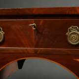 George III Sideboard mit halbrunder Front auf 6 Spitzbeinen, 4 Schübe mit floralen Messing Beschlägen, Mahagoni mit Obstholz Fächer Intarsien, England 19.Jh., 91,5x151,5x59cm, Furnierdefekte, Altersspuren - photo 3