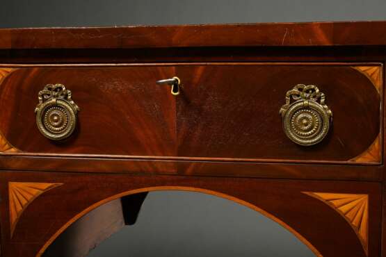George III Sideboard mit halbrunder Front auf 6 Spitzbeinen, 4 Schübe mit floralen Messing Beschlägen, Mahagoni mit Obstholz Fächer Intarsien, England 19.Jh., 91,5x151,5x59cm, Furnierdefekte, Altersspuren - photo 3