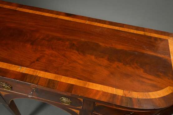 George III Sideboard mit halbrunder Front auf 6 Spitzbeinen, 4 Schübe mit floralen Messing Beschlägen, Mahagoni mit Obstholz Fächer Intarsien, England 19.Jh., 91,5x151,5x59cm, Furnierdefekte, Altersspuren - photo 4