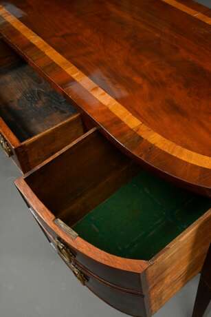 George III Sideboard mit halbrunder Front auf 6 Spitzbeinen, 4 Schübe mit floralen Messing Beschlägen, Mahagoni mit Obstholz Fächer Intarsien, England 19.Jh., 91,5x151,5x59cm, Furnierdefekte, Altersspuren - photo 5