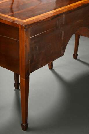 George III Sideboard mit halbrunder Front auf 6 Spitzbeinen, 4 Schübe mit floralen Messing Beschlägen, Mahagoni mit Obstholz Fächer Intarsien, England 19.Jh., 91,5x151,5x59cm, Furnierdefekte, Altersspuren - photo 7