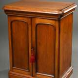 Kleiner Schmuck-Kabinettschrank mit Doppeltür und sechs Schüben innen, Mahagoni, Hersteller: John Selly, England 1880, 53x43,3x29cm, Gebrauchsspuren - Foto 1