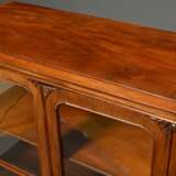 Kleiner Kinder Vitrinenschrank auf 4 Füßen mit verglastem Aufsatz und doppeltürigem Unterbau sowie floralen Details, Mahagoni, Deutsch 2. Hälfte 19.Jh., 124x65,5x39cm, min. rest. - photo 4