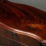 Gründerzeit Patent-Schuhschrank auf Tatzenfüßen mit 4 schwenkbaren Laden zwischen zwei gedrechselten Säulen, Mahagoni dunkel gebeizt, 91x50x36cm, Furnierdefekte, Wasserflecken oben - photo 3