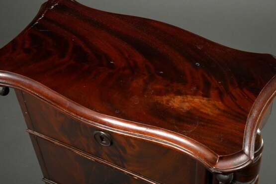 Gründerzeit Patent-Schuhschrank auf Tatzenfüßen mit 4 schwenkbaren Laden zwischen zwei gedrechselten Säulen, Mahagoni dunkel gebeizt, 91x50x36cm, Furnierdefekte, Wasserflecken oben - photo 3
