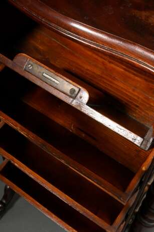 Gründerzeit Patent-Schuhschrank auf Tatzenfüßen mit 4 schwenkbaren Laden zwischen zwei gedrechselten Säulen, Mahagoni dunkel gebeizt, 91x50x36cm, Furnierdefekte, Wasserflecken oben - photo 4