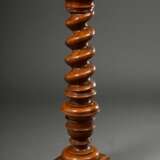 Gedrehte Holz Säule mit eckigem Sockel und Fuß, um 1900, 125x34x34cm, einige Kratzer - фото 1