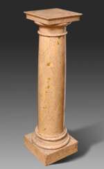 Klassische Skulpturensäule in schlichter Façon, rosa geäderter Marmor, Ende 19.Jh., 126x36x36cm, an den Enden etwas bestossen