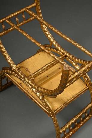 Sitzgondel aus vergoldetem Dornenholz mit originalem, floralem Gobelinbezug, wohl Sachsen um 1900, H. 64/45,5cm, Alters- und Gebrauchsspuren, kleiner Defekt, Vgl.: https://sachsen.museum-digital.de/object/39071 - photo 4