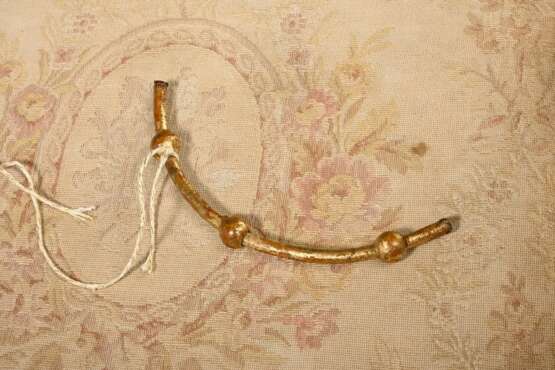 Sitzgondel aus vergoldetem Dornenholz mit originalem, floralem Gobelinbezug, wohl Sachsen um 1900, H. 64/45,5cm, Alters- und Gebrauchsspuren, kleiner Defekt, Vgl.: https://sachsen.museum-digital.de/object/39071 - photo 5