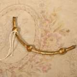 Sitzgondel aus vergoldetem Dornenholz mit originalem, floralem Gobelinbezug, wohl Sachsen um 1900, H. 64/45,5cm, Alters- und Gebrauchsspuren, kleiner Defekt, Vgl.: https://sachsen.museum-digital.de/object/39071 - photo 5