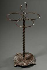 Gusseisen Schirmständer mit drei Haltern an gedrehtem Stiel auf muschelförmiger Abtropfschale, Ende 19.Jh., H. 72,5cm