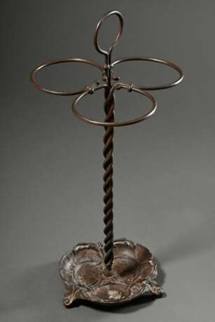 Gusseisen Schirmständer mit drei Haltern an gedrehtem Stiel auf muschelförmiger Abtropfschale, Ende 19.Jh., H. 72,5cm - photo 1