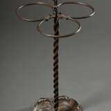Gusseisen Schirmständer mit drei Haltern an gedrehtem Stiel auf muschelförmiger Abtropfschale, Ende 19.Jh., H. 72,5cm - photo 1