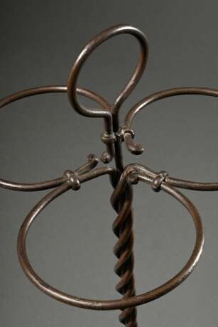 Gusseisen Schirmständer mit drei Haltern an gedrehtem Stiel auf muschelförmiger Abtropfschale, Ende 19.Jh., H. 72,5cm - photo 3
