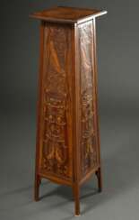 Jugendstil Skulpturenstand mit 3 Ablagen und zweiseitig punzierter Lederbespannung &quot;Segelboot und Möwen, Seerosen und Hechte&quot;, wohl Georg Hulbe, Hamburg, um 1900, 109x30x30cm