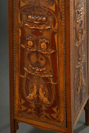 Jugendstil Skulpturenstand mit 3 Ablagen und zweiseitig punzierter Lederbespannung "Segelboot und Möwen, Seerosen und Hechte", wohl Georg Hulbe, Hamburg, um 1900, 109x30x30cm - photo 5