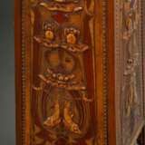 Jugendstil Skulpturenstand mit 3 Ablagen und zweiseitig punzierter Lederbespannung "Segelboot und Möwen, Seerosen und Hechte", wohl Georg Hulbe, Hamburg, um 1900, 109x30x30cm - photo 5
