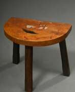 Meubles. Halbrunder Dreibein Kinder-Schemel mit bemalter Sitzfläche &quot;Wichtel&quot;, um 1920, Weichholz, 29x31,5x20,5cm