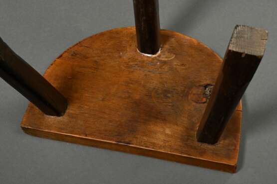 Halbrunder Dreibein Kinder-Schemel mit bemalter Sitzfläche "Wichtel", um 1920, Weichholz, 29x31,5x20,5cm - photo 4