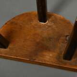 Halbrunder Dreibein Kinder-Schemel mit bemalter Sitzfläche "Wichtel", um 1920, Weichholz, 29x31,5x20,5cm - photo 4