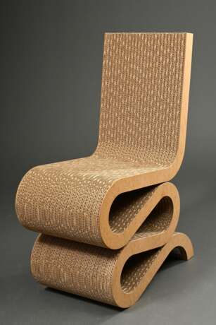 "Wiggle Chair" aus Wellpappe mit Pressholz Wangen, Entw.: Frank O. Gehry 1972, Ausf.: Vitra 1998, verso Original Kleber, H. 49/86cm - photo 1