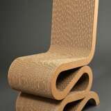 "Wiggle Chair" aus Wellpappe mit Pressholz Wangen, Entw.: Frank O. Gehry 1972, Ausf.: Vitra 1998, verso Original Kleber, H. 49/86cm - photo 1