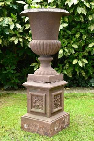 Klassische große Eisen Gartenvase auf eckigem Postament, 2-teilig, Frankreich um 1900, H. 119,5cm, Ø 38cm, Rostspuren - photo 1