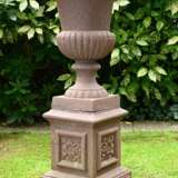 Klassische große Eisen Gartenvase auf eckigem Postament, 2-teilig, Frankreich um 1900, H. 119,5cm, Ø 38cm, Rostspuren - photo 1