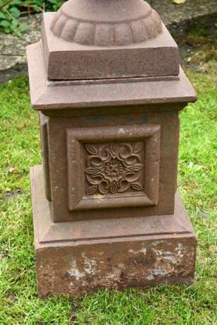 Klassische große Eisen Gartenvase auf eckigem Postament, 2-teilig, Frankreich um 1900, H. 119,5cm, Ø 38cm, Rostspuren - photo 3
