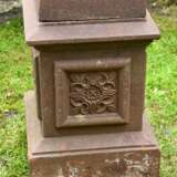 Klassische große Eisen Gartenvase auf eckigem Postament, 2-teilig, Frankreich um 1900, H. 119,5cm, Ø 38cm, Rostspuren - photo 3
