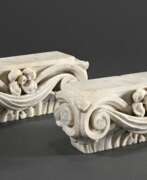 Meubles. Paar Marmor Pilaster-Kapitelle im Kompositstil mit Blüten, Voluten und Draperien, 18./19.Jh., 10x26x8cm, Bohrlöcher, Witterungsspuren