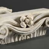 Paar Marmor Pilaster-Kapitelle im Kompositstil mit Blüten, Voluten und Draperien, 18./19.Jh., 10x26x8cm, Bohrlöcher, Witterungsspuren - photo 2