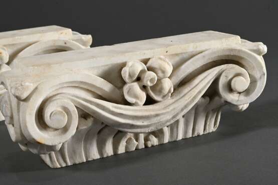 Paar Marmor Pilaster-Kapitelle im Kompositstil mit Blüten, Voluten und Draperien, 18./19.Jh., 10x26x8cm, Bohrlöcher, Witterungsspuren - photo 2