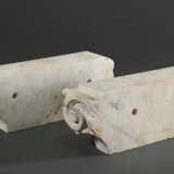 Paar Marmor Pilaster-Kapitelle im Kompositstil mit Blüten, Voluten und Draperien, 18./19.Jh., 10x26x8cm, Bohrlöcher, Witterungsspuren - photo 3