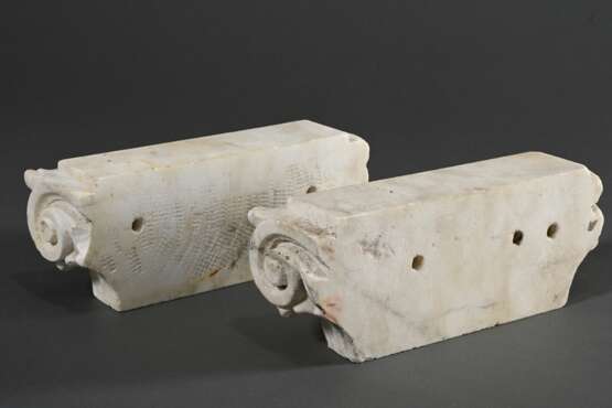 Paar Marmor Pilaster-Kapitelle im Kompositstil mit Blüten, Voluten und Draperien, 18./19.Jh., 10x26x8cm, Bohrlöcher, Witterungsspuren - photo 3