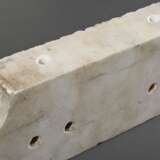 Paar Marmor Pilaster-Kapitelle im Kompositstil mit Blüten, Voluten und Draperien, 18./19.Jh., 10x26x8cm, Bohrlöcher, Witterungsspuren - photo 4
