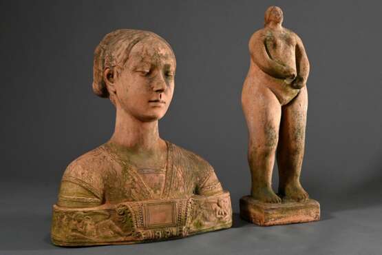 2 Diverse Terracotta Gartenplastiken: Fritz Kochendörfer (1871-1924) Büste "Dame nach Renaissance Vorbild", verso gestempelt (H. 45cm) und "Stehender weiblicher Akt" in Botero Art, verso gestempelt &… - photo 1