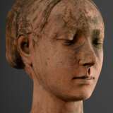 2 Diverse Terracotta Gartenplastiken: Fritz Kochendörfer (1871-1924) Büste "Dame nach Renaissance Vorbild", verso gestempelt (H. 45cm) und "Stehender weiblicher Akt" in Botero Art, verso gestempelt &… - photo 2