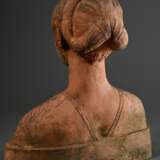 2 Diverse Terracotta Gartenplastiken: Fritz Kochendörfer (1871-1924) Büste "Dame nach Renaissance Vorbild", verso gestempelt (H. 45cm) und "Stehender weiblicher Akt" in Botero Art, verso gestempelt &… - photo 4